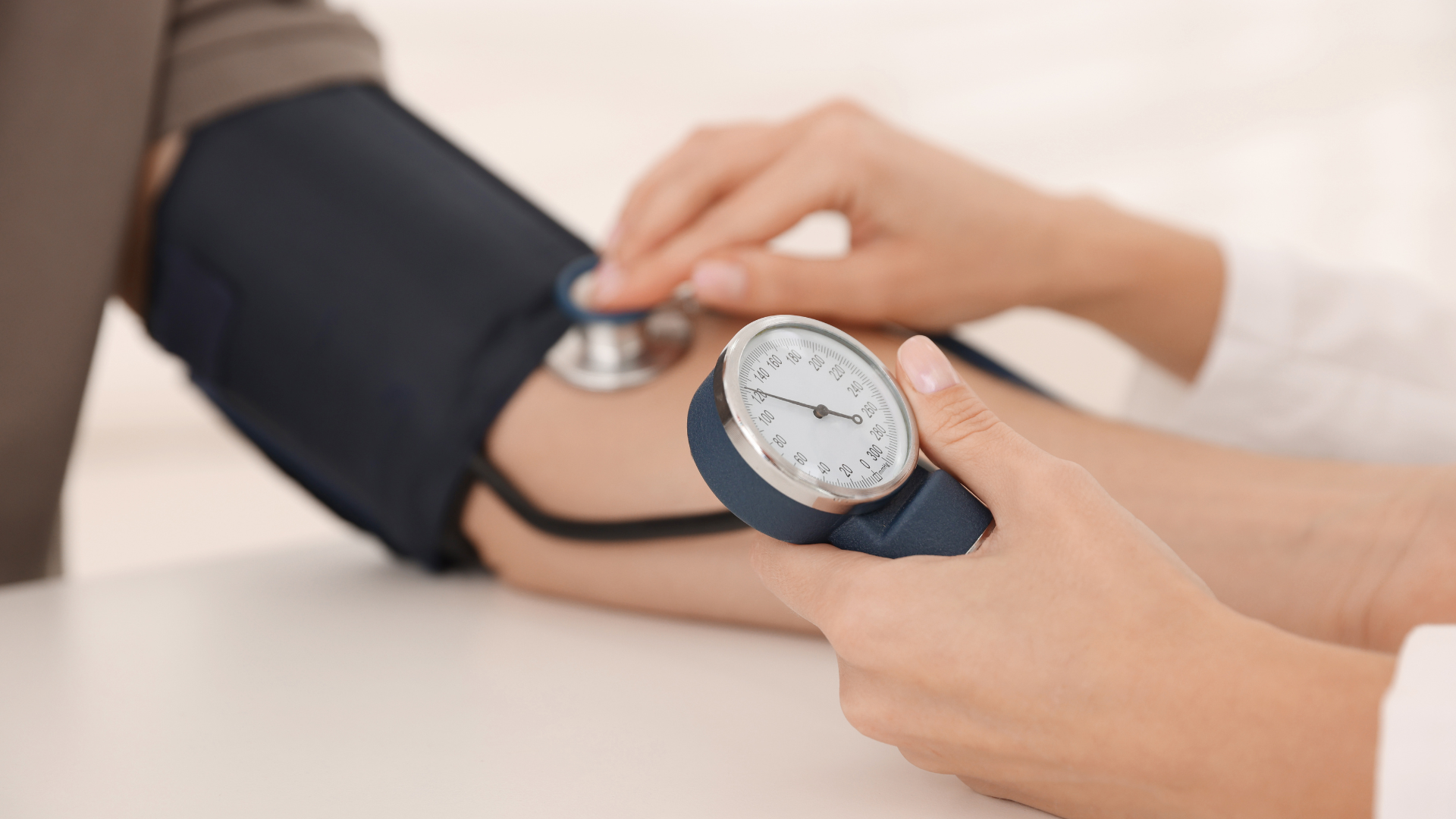 Sfigmomanometro con bracciale per la misurazione della pressione arteriosa